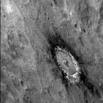 Immagine del cratere Basho che evidenzia il caratteristico alone scuro che lo circonda. L’alone è composto di materiale a bassa riflettanza, estratto dal sottosuolo al momento di formazione del cratere. Crediti: NASA / Johns Hopkins University Applied Physics Laboratory / Carnegie Institution of Washington