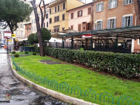 Le mostruose verande dei ristoranti vista-Fori a Largo Corrado Ricci erano tutte abusive. Oggi i sequestri