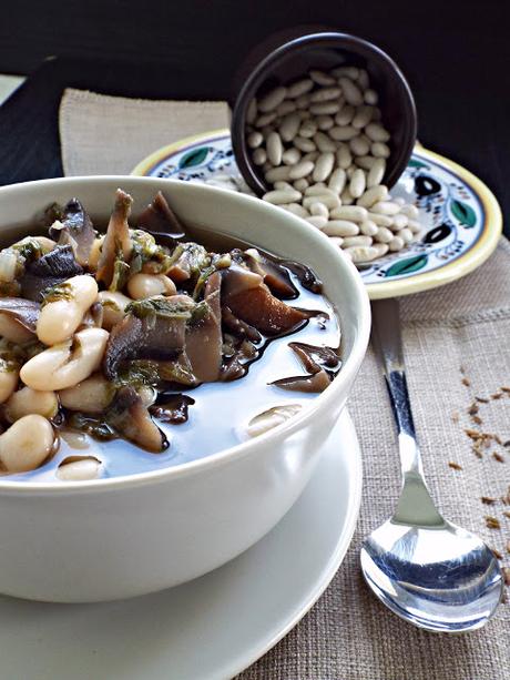 Zuppa di funghi e cannellini con foglie di sedano e cumino