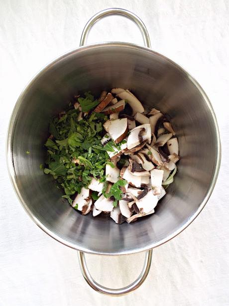 Zuppa di funghi e cannellini con foglie di sedano e cumino