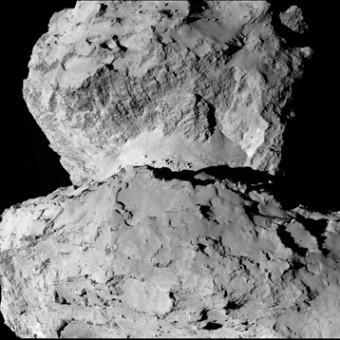 Il nucleo della cometa 67P osservato dalla sonda Rosetta. Crediti: ESA