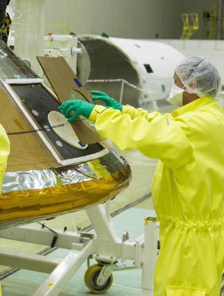 Un tecnico durante le ultime fasi di costruzione del lander Schiaparelli. Crediti: ESA - B. Bethge