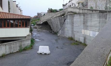 Crotone, crolla un muro: evacuate una decina di famiglie