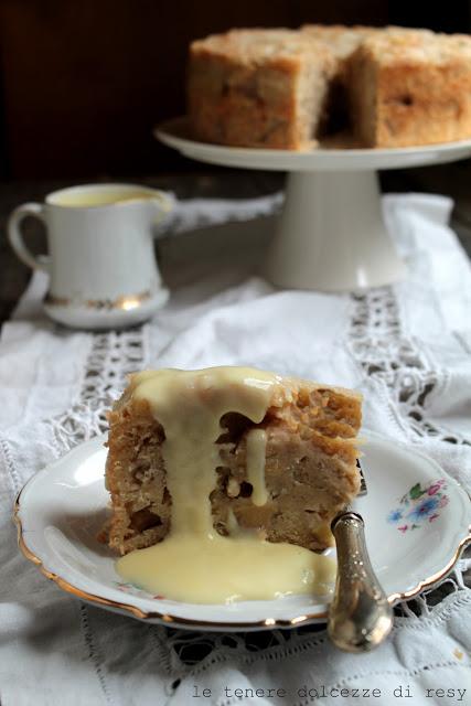 Torta irlandese di mele con salsa di crema alla vaniglia