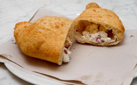 ‘O sfizio d’a Notizia, la pizza fritta di Enzo Coccia apre a Napoli