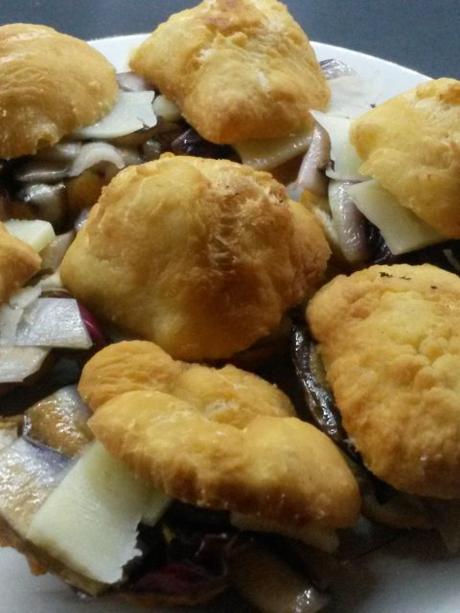 Pizza fritta con radicchio e provola piccante