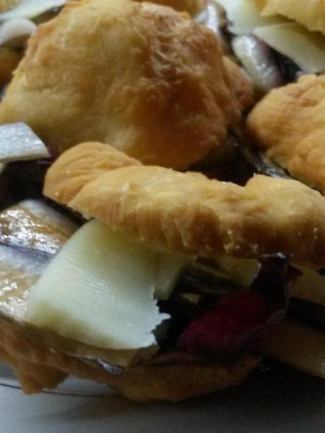 Pizza fritta con radicchio e provola piccante