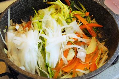 Daikon saltato in padella con verdure e spezie