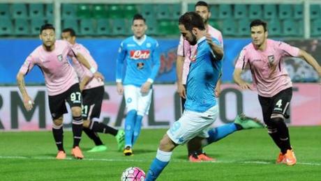 Il rigore di Gonzalo Higuain che ha deciso la partita di Palermo. Ansa