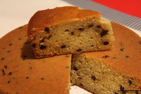 Torta soffice con farina di farro, gocce di cioccolato e bacche di goji