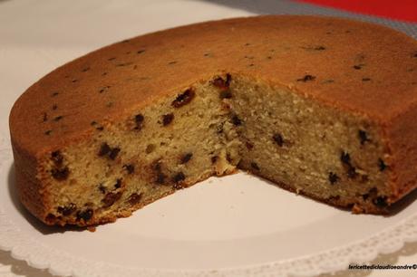 Torta soffice con farina di farro, gocce di cioccolato e bacche di goji