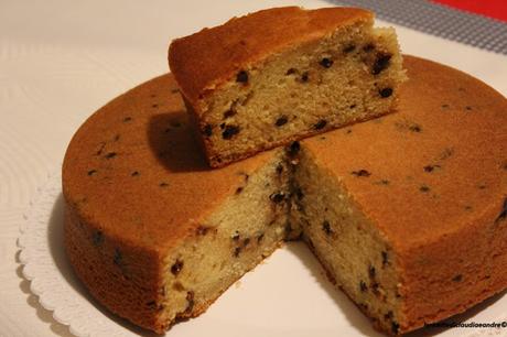 Torta soffice con farina di farro, gocce di cioccolato e bacche di goji