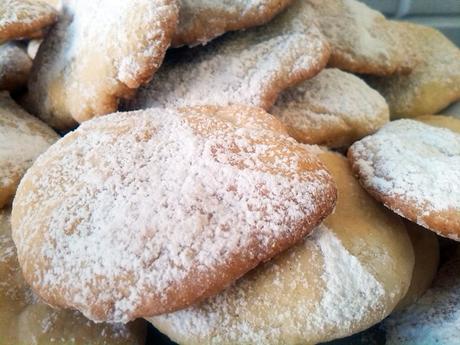 Morbidi cookies inglesi al profumo di zenzero e limone…in piú ricetta cappuccino molto Starbucks!