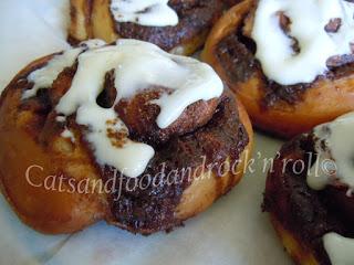 Cinnamon rolls with creamcheese glaze