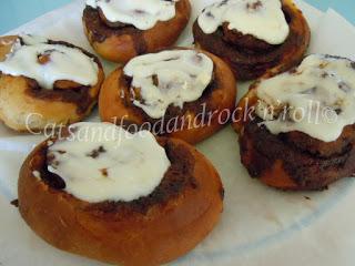 Cinnamon rolls with creamcheese glaze