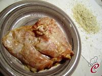 Pollo al tè nero in crosta di mandorle con cavolini dorati: la sorprendente versatilità di ingredienti semplici
