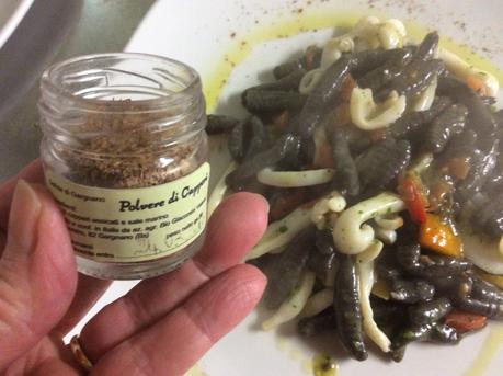 CAVATELLI AL NERO DI SEPPIA CON SEPPIE POMODORINI FOGLIE E POLVERE DI CAPPERI DEL GARDA