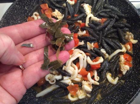 CAVATELLI AL NERO DI SEPPIA CON SEPPIE POMODORINI FOGLIE E POLVERE DI CAPPERI DEL GARDA