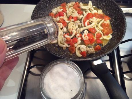 CAVATELLI AL NERO DI SEPPIA CON SEPPIE POMODORINI FOGLIE E POLVERE DI CAPPERI DEL GARDA