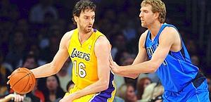 Pau Gasol (a sinistra) e Dirk Nowitzki. Ansa