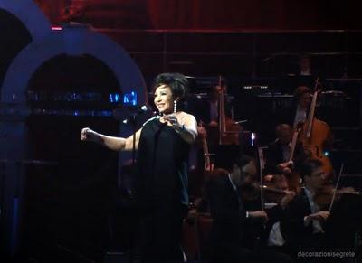 SHIRLEY BASSEY STREPITOSA AL GALA PER MIKHAIL GORBACHEV