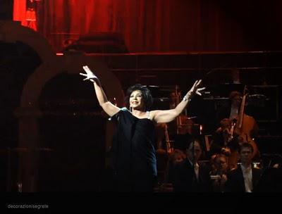 SHIRLEY BASSEY STREPITOSA AL GALA PER MIKHAIL GORBACHEV