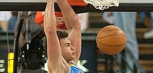 Gallinari in schiacciata coi Kings. Ap