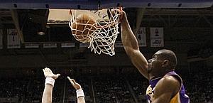 Una schiacciata di Bynum. Ap