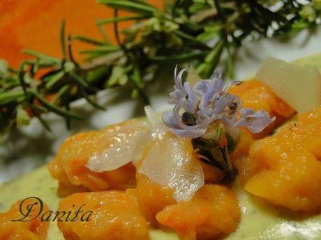 Gnocchi di zucca su fonduta al rosmarino