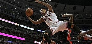 Derrick Rose fermato dalla difesa dei Toronto Raptors. Reuters