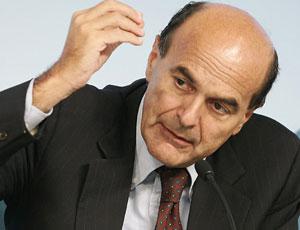 A sentire Bersani, la sinistra dei miracoli vincerebbe a Milano e metterebbe un bagno chimico per ogni clandestino
