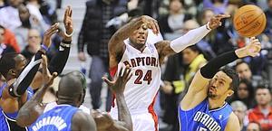 Il passaggio di Sonny Weems nella sfida vinta su Orlando. Reuters