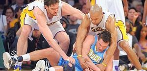 Gallinari assalito da Gasol e Fisher. Reuters