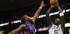 Kevin Garnett, 23 punti nella vittoria dei Celtics si Detroit. Reuters