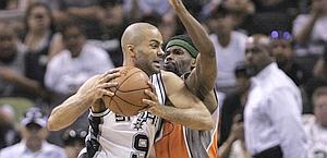 Il play degli Spurs, Tony Parker, contro Aaron Brooks. Reuters
