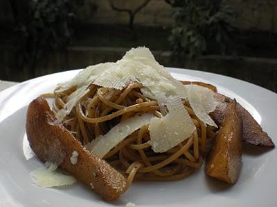 Spaghetti con Pere e Pecorino in restrizione di Aceto Balsamico