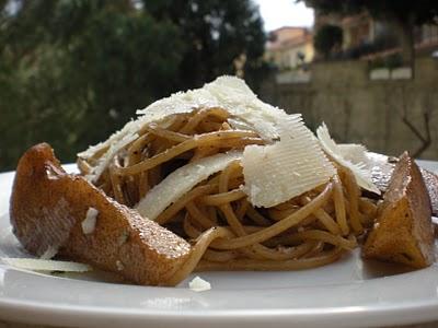 Spaghetti con Pere e Pecorino in restrizione di Aceto Balsamico