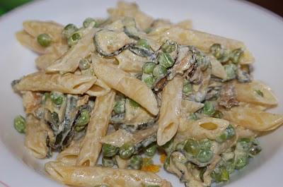 Pennette con piselli, zucchine e panna