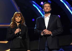 I presentatori della serata Reba McEntire and Blake Shelton sul palco dei 46esimi ACM Awards (Foto Kevin Winter/ACMA2011/Getty Images North America)