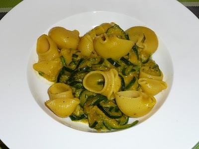 conchiglioni con zucchine, zafferano e robiola di roccaverano