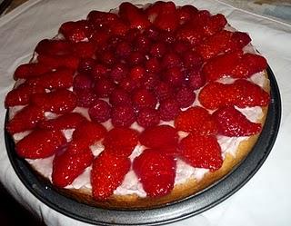 Crostata di fragole e lamponi con crema di yogurt