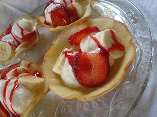 Cestini con gelato e frutta fresca