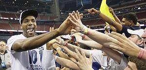 Kemba Walker festeggia con i fan. Reuters