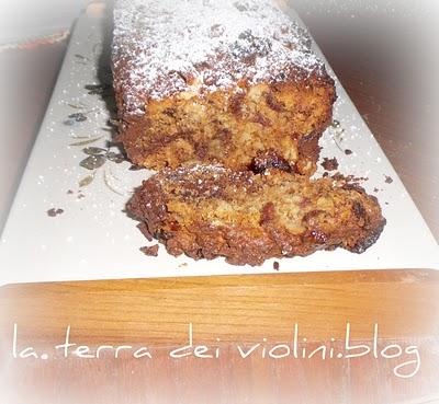 Plum cake con cioccolato, noci e bussolano