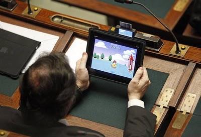 Giochi di potere: Roberto Menia contro Super Mario Bros, deputato beccato