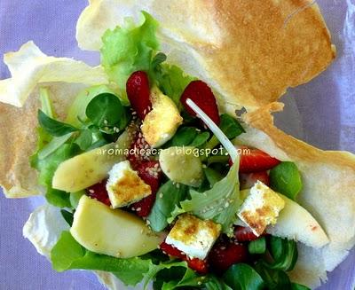 Insalata con mela verde, fragole, basilico e cubi di formaggio