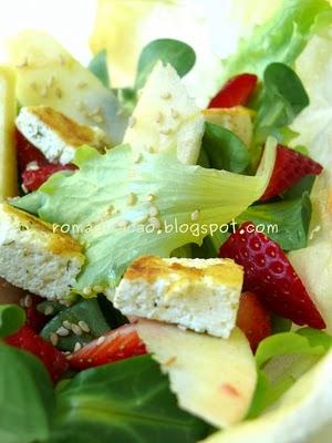 Insalata con mela verde, fragole, basilico e cubi di formaggio