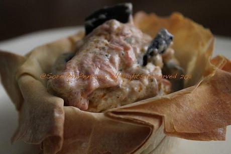 Cestini di pasta fillo con melanzane, ricotta e yogurt greco.