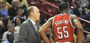 Scott Skiles (sin.) parla con Keyon Dooling. Reuters