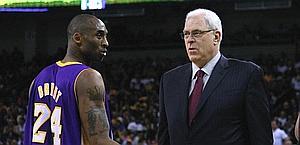 Phil Jackson si confronta con Kobe Bryant. Reuters